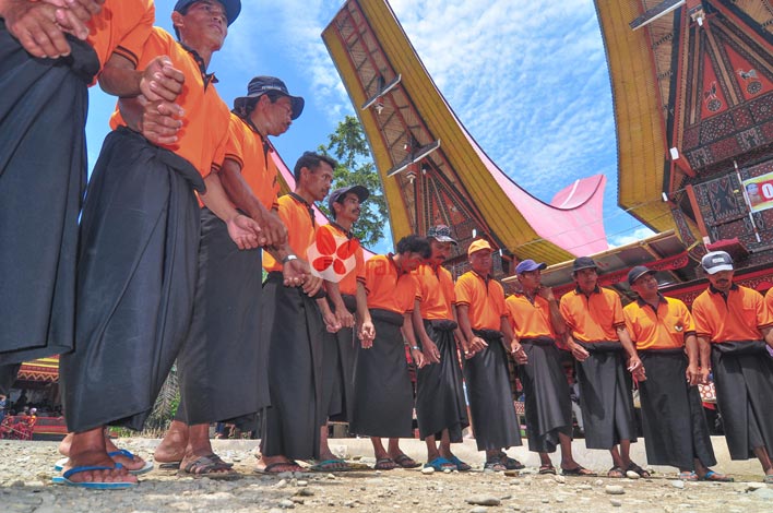 Senandung Ma badong dalam upacara Rambu Solo Toraja - raiyani